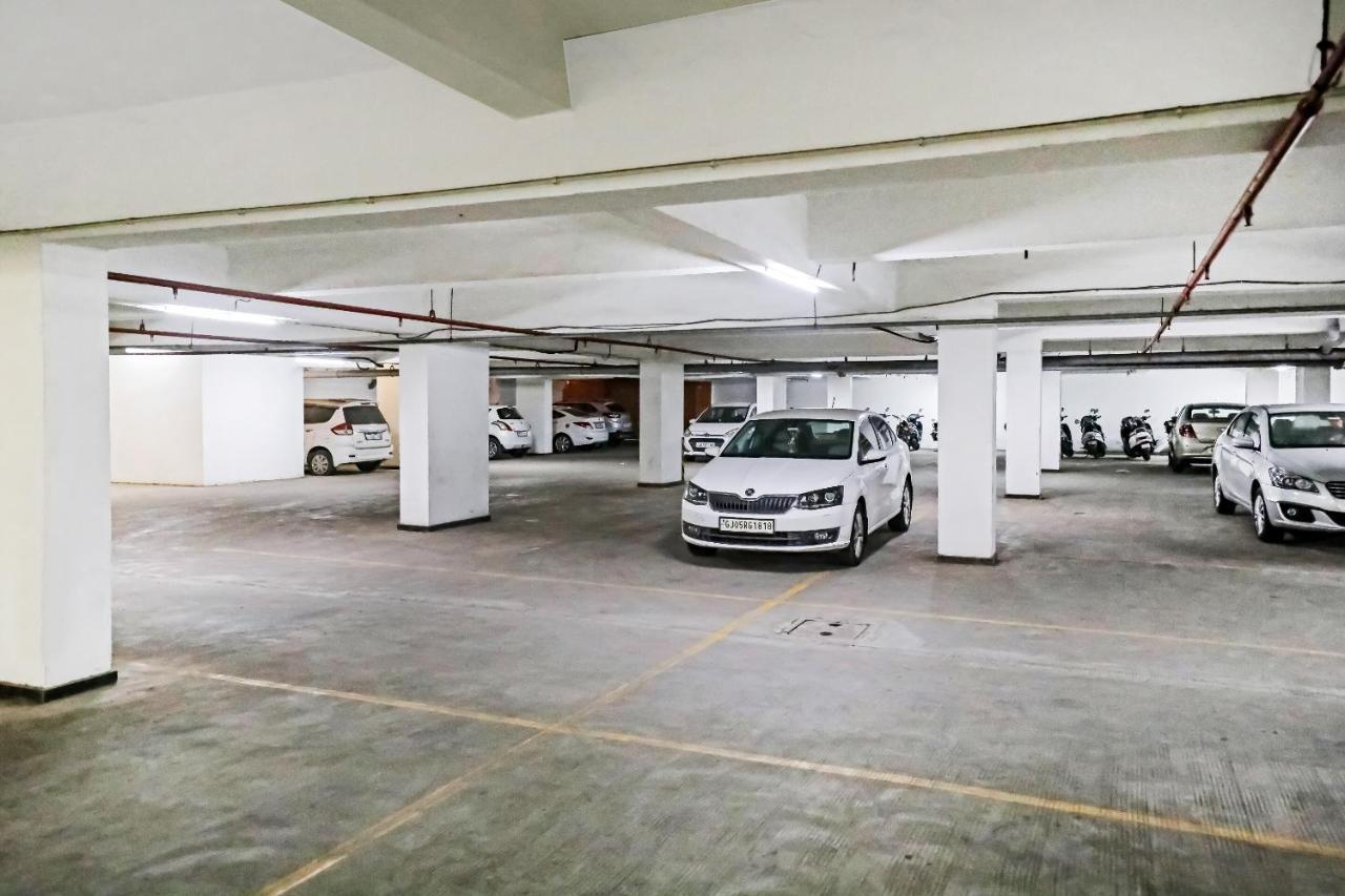 Hotel Gokul Solitaire, Surat Bhatha Zewnętrze zdjęcie
