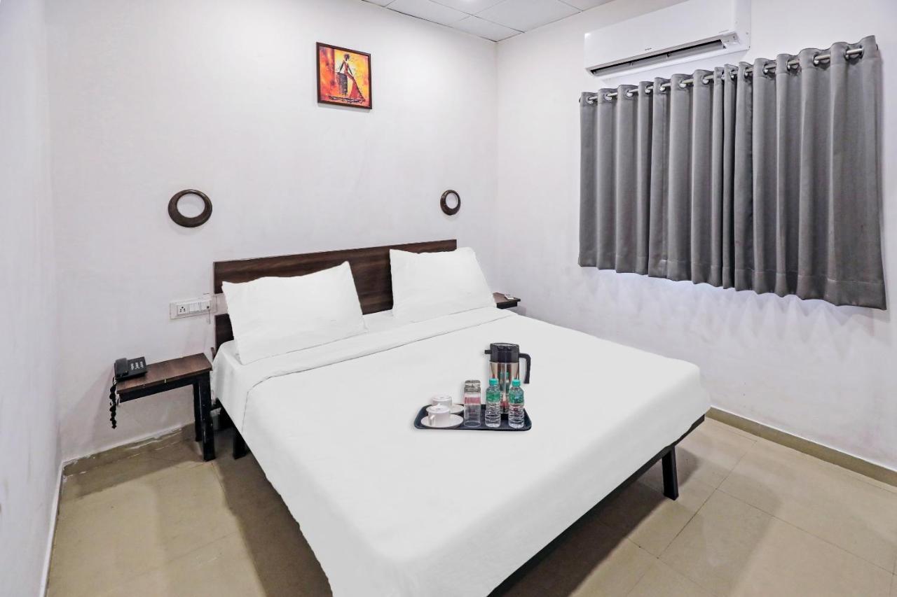 Hotel Gokul Solitaire, Surat Bhatha Zewnętrze zdjęcie