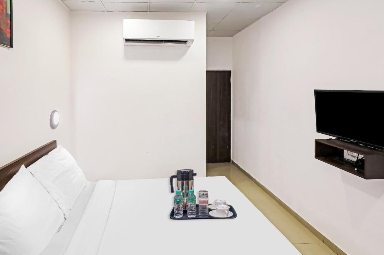 Hotel Gokul Solitaire, Surat Bhatha Zewnętrze zdjęcie