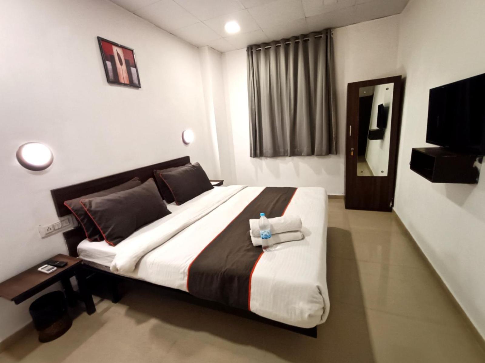 Hotel Gokul Solitaire, Surat Bhatha Zewnętrze zdjęcie