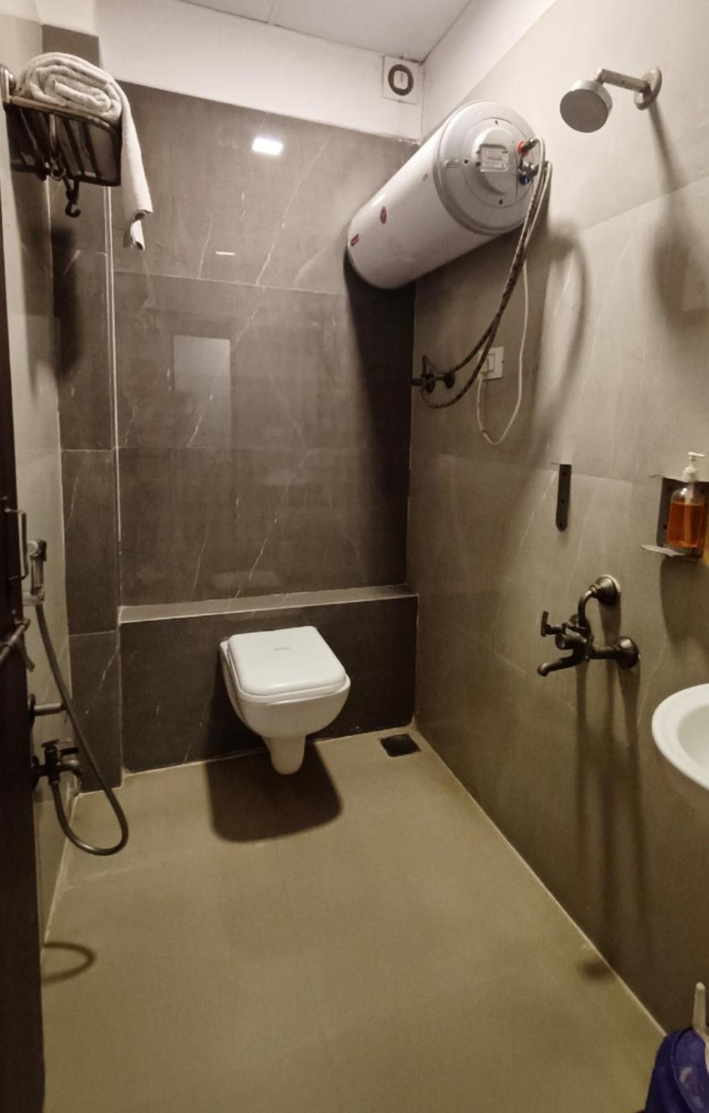 Hotel Gokul Solitaire, Surat Bhatha Zewnętrze zdjęcie