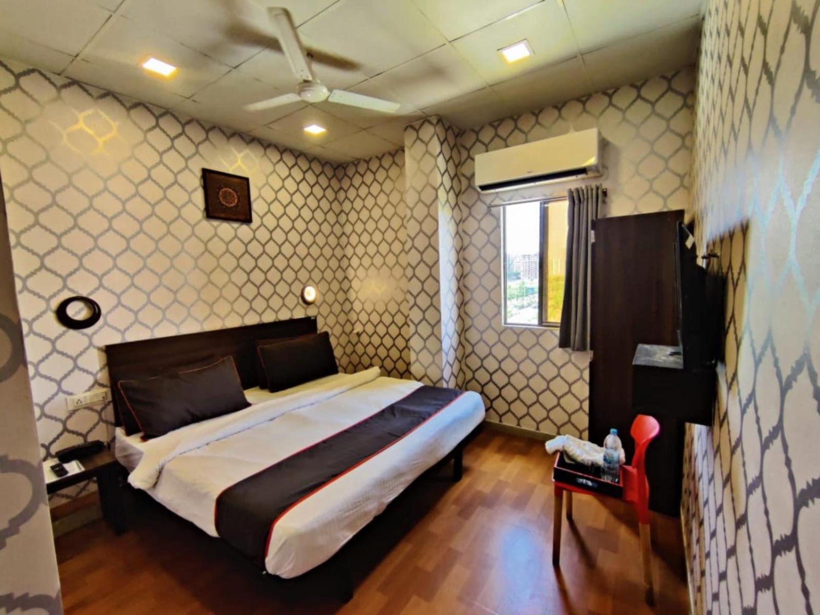 Hotel Gokul Solitaire, Surat Bhatha Zewnętrze zdjęcie