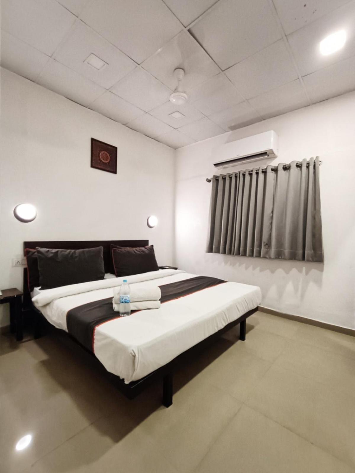 Hotel Gokul Solitaire, Surat Bhatha Zewnętrze zdjęcie