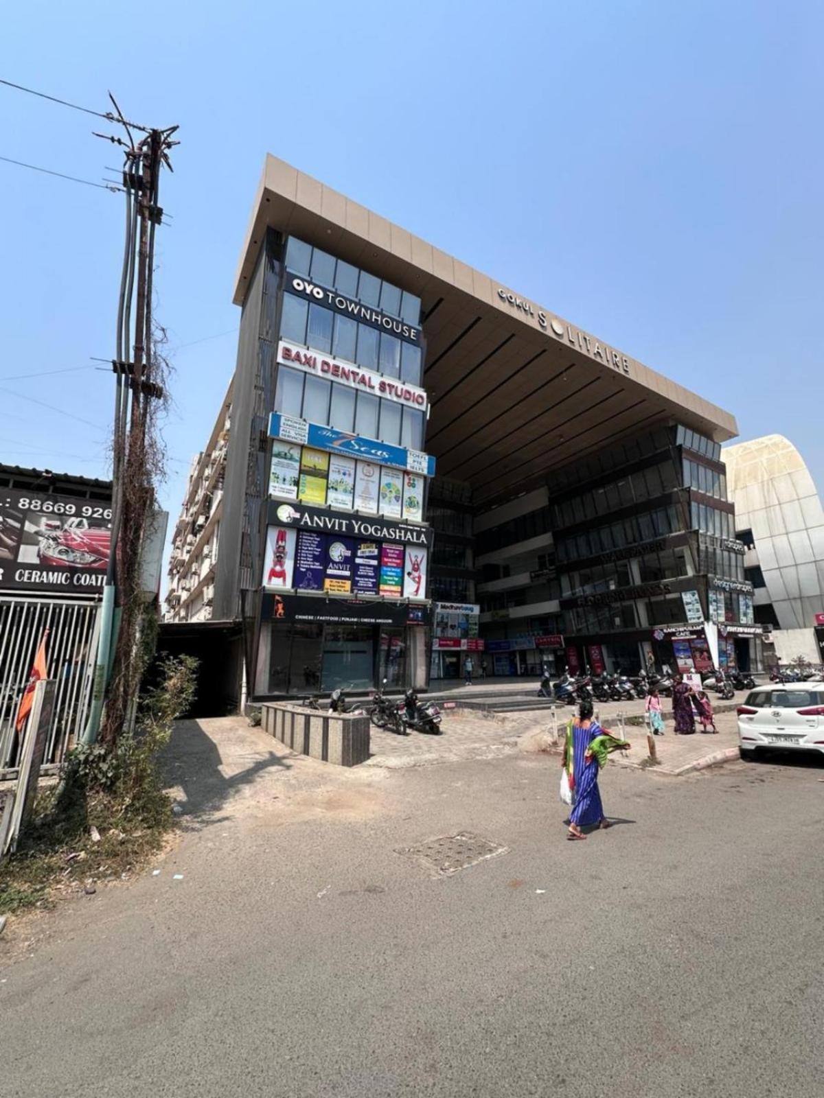 Hotel Gokul Solitaire, Surat Bhatha Zewnętrze zdjęcie
