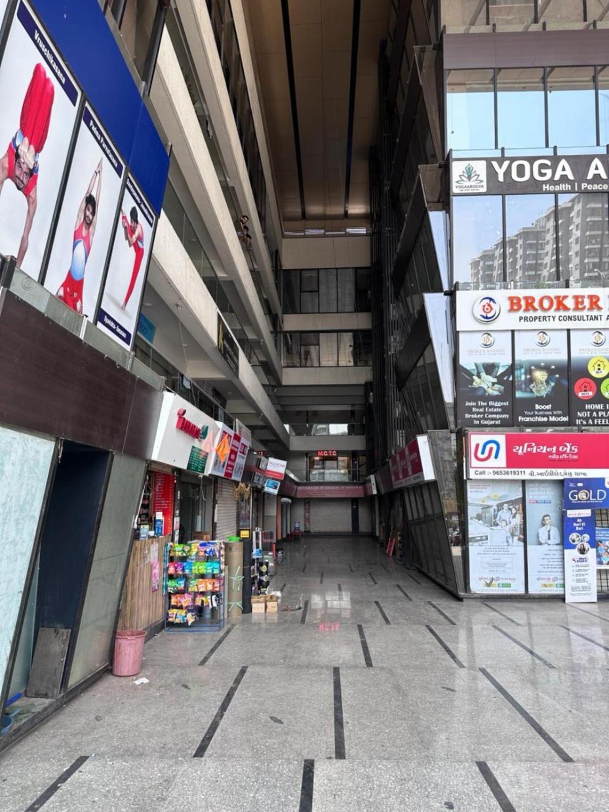 Hotel Gokul Solitaire, Surat Bhatha Zewnętrze zdjęcie