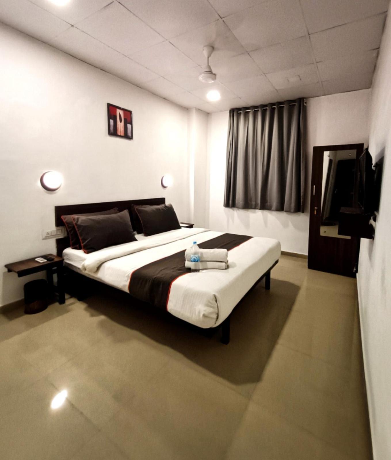 Hotel Gokul Solitaire, Surat Bhatha Zewnętrze zdjęcie