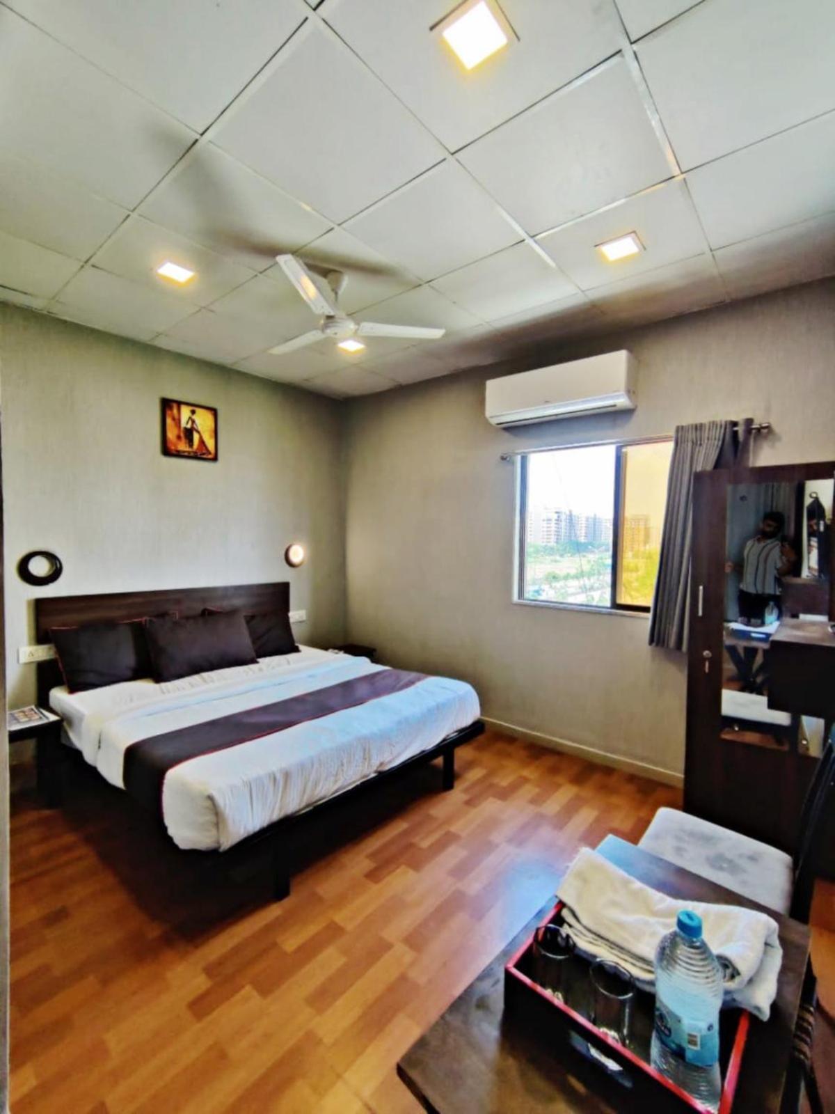 Hotel Gokul Solitaire, Surat Bhatha Zewnętrze zdjęcie