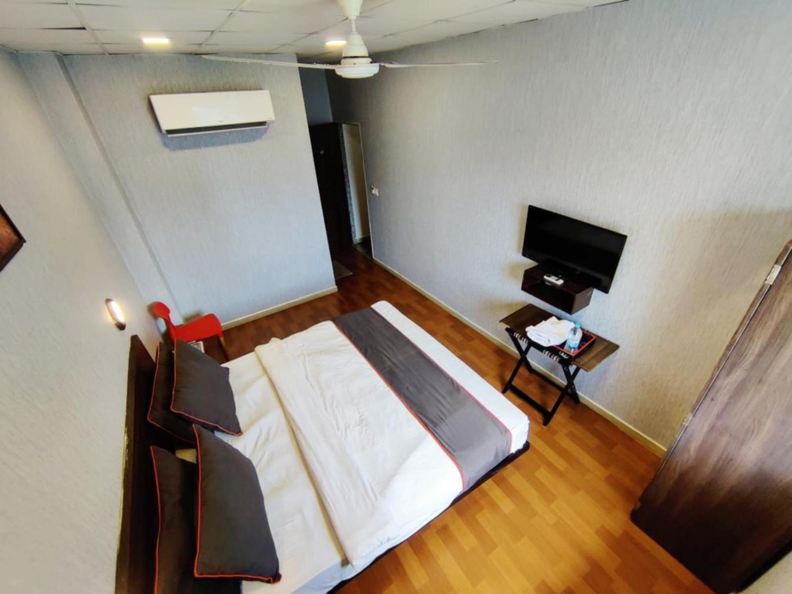 Hotel Gokul Solitaire, Surat Bhatha Zewnętrze zdjęcie