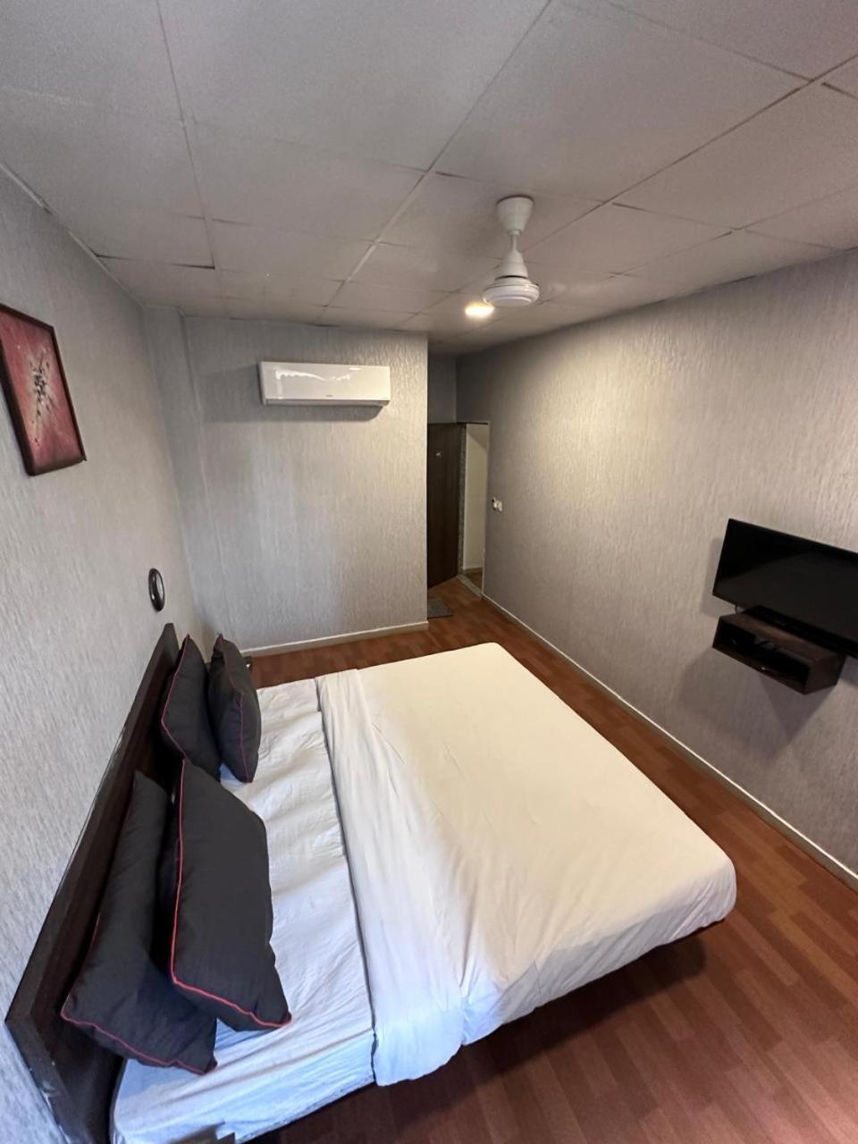 Hotel Gokul Solitaire, Surat Bhatha Zewnętrze zdjęcie