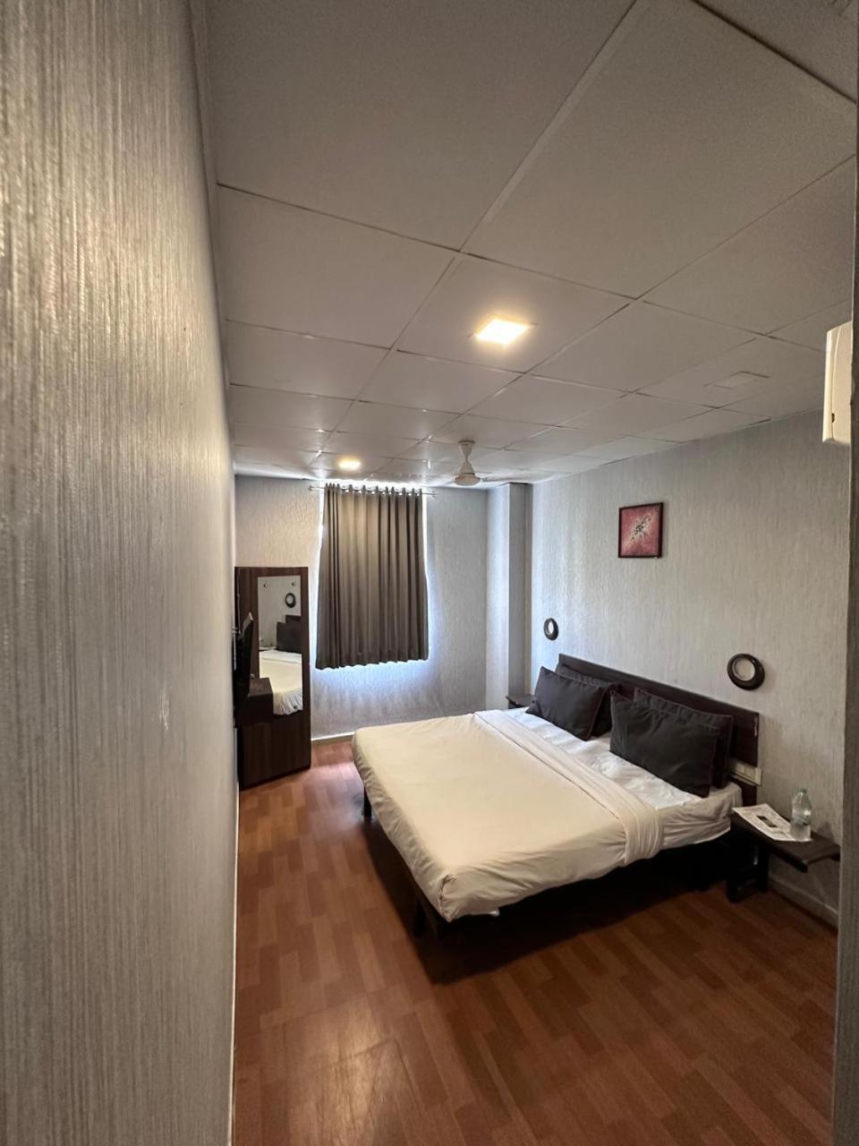 Hotel Gokul Solitaire, Surat Bhatha Zewnętrze zdjęcie