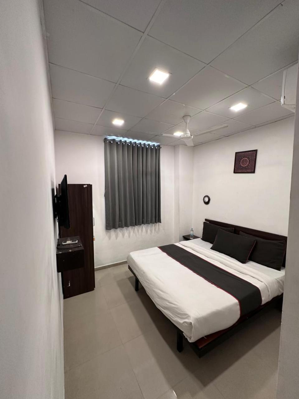 Hotel Gokul Solitaire, Surat Bhatha Zewnętrze zdjęcie
